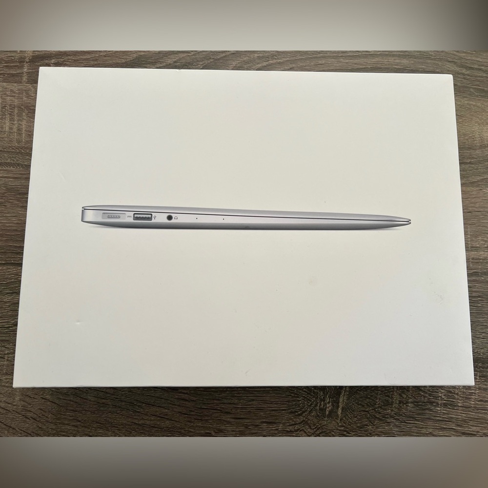 MacBook Air Original Box + Unused Apple Power Adapter Pristine Condition​​